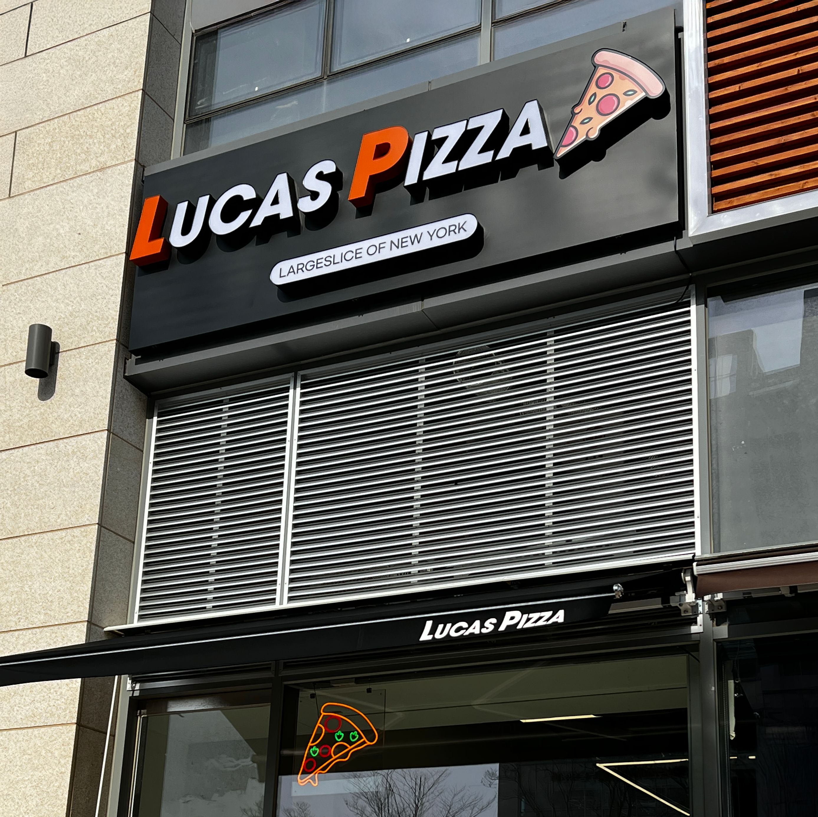 루카스피자
외부 간판 &
시트지 시공